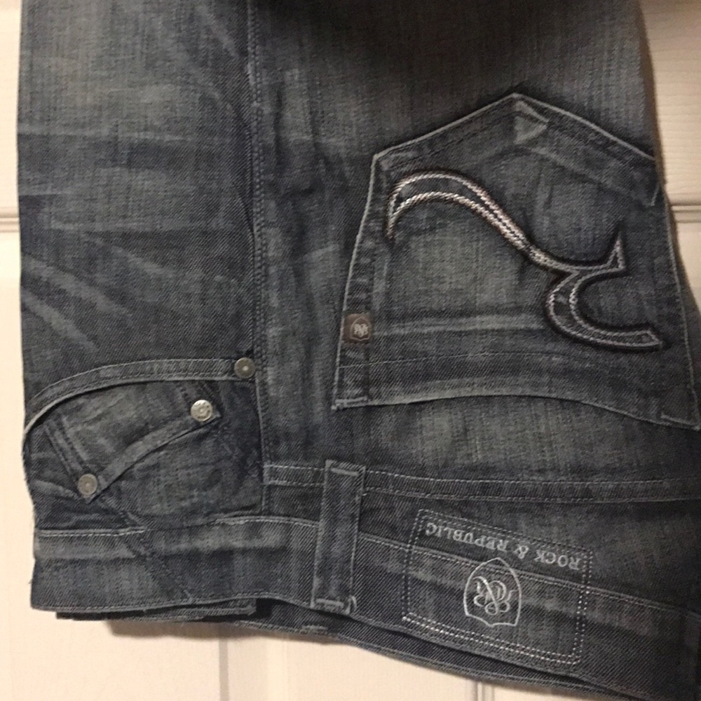 Rock & Republic Light Wash Blue Jeans - Picture 3 of 5